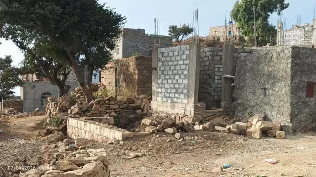 نافذ حوثي يسطو على أرضية مواطن ويبني عليها منزلًا بقوة السلاح